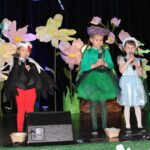 Dziewczynki recytują wiersz