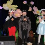 Dziewczynki śpiewają piosenkę