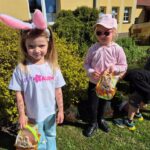 Dziewczynki-szukaja-wielkanocnego-zajaczka