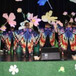 Dziewczynki tańczą taniec motyli