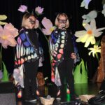 Dziewczynki w strojach motyli recytują wiersz