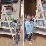 Dziewczynki wkładają przedmioty do kącika wymiany