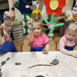 Dziewczynki z oddziału Żuczki lepią gniazdo dla kurczaczka