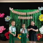 dzieci recytują wiersze