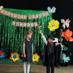 dzieci recytują wiersze