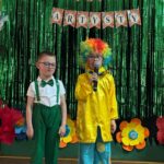 dzieci recytują wiersze