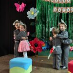 dzieci recytują wiersze