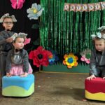 dzieci tańczą taniec słoni