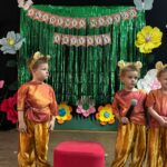 dzieci tańczą taniec lwów