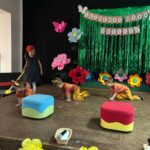 dzieci tańczą taniec lwów