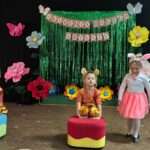 dzieci tańczą taniec lwów