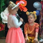 dzieci tańczą taniec lwów