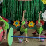 dzieci tańczą taniec sportowców