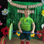 dzieci tańczą taniec sportowców