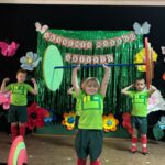 dzieci tańczą taniec sportowców