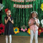 dzieci recytują wiersze