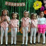 dzieci recytują wiersze