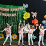 dzieci tańczą taniec gimnastyczek