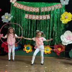 dzieci tańczą taniec gimnastyczek