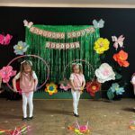 dzieci tańczą taniec gimnastyczek