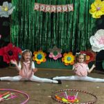 dzieci tańczą taniec gimnastyczek