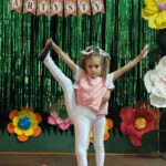 dzieci tańczą taniec gimnastyczek