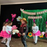 dzieci tańczą taniec koni