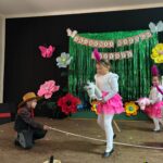 dzieci tańczą taniec koni