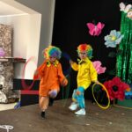 dzieci tańczą taniec klaunów