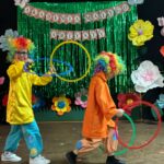 dzieci tańczą taniec klaunów