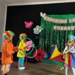 dzieci tańczą taniec klaunów