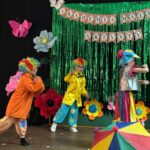 dzieci tańczą taniec klaunów