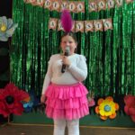 dzieci recytują wiersze