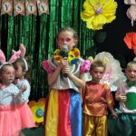 dzieci recytują wiersze