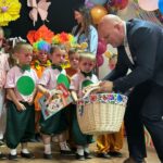 dzieci otrzymują upominki