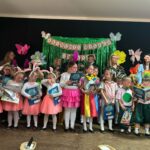 dzieci otrzymują upominki