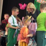 dzieci otrzymują upominki