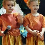 dzieci otrzymują upominki