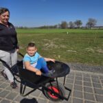 Mama-przedszkolaka-wiezie-go-na-taczce