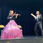 Muzyczny koncert rozbrzmiewa po całej sali