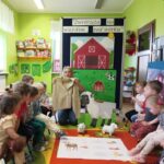 Owieczka daje nam wełnę z której mamy sweterki.