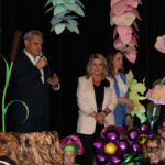 Pan Wój przemawia na scenie