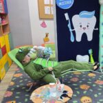 Pan-stomatolog-bada-zeby-krokodyla