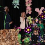 Pani Dyrektor przemawia na scenie