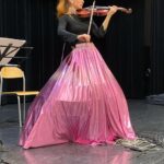 Pani Marta gra na skrzypcach