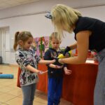 Pani-maluje-dzieciom-farbami-dlonie