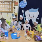 Pani-pokazuje-dzieciom-ile-cukru-jest-w-soku-z-kartonu