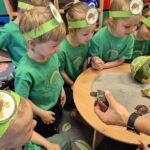 Pani pokazuje żółwia dzieciom