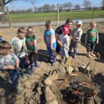 Pani-pomaga-chlopcom-piec-kielbaski