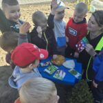 Pani-prezentuje-nasionka-do-posiania-i-posadzenia